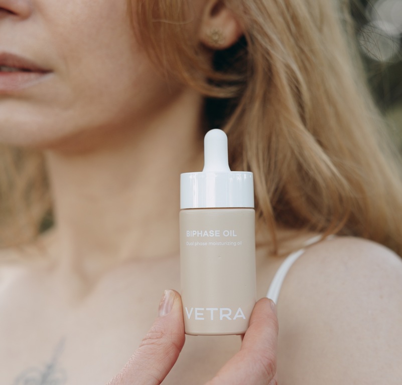 Vetra Skincare Oil ar sievieti   Copy