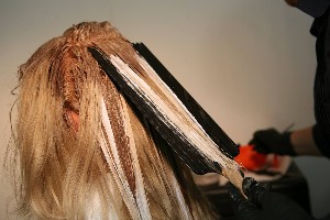 Matu krāsošanas lāpstiņa darbībā