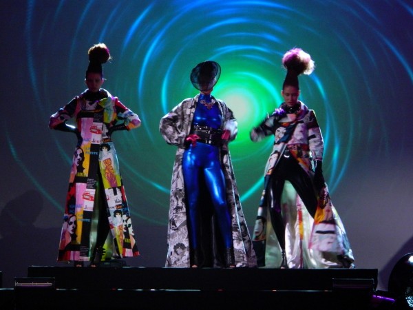 Friziermākslas šovs -  L'Oréal Professionnel starptautiskās vēstneses, franču friziermeistares-stilistes Letīcijas Genaū (Laetitia Guenaou) uzstāšanas.