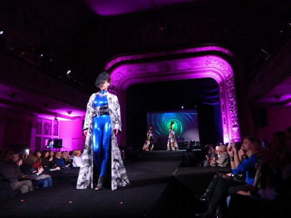 Friziermākslas šovs -  L'Oréal Professionnel starptautiskās vēstneses, franču friziermeistares-stilistes Letīcijas Genaū (Laetitia Guenaou) uzstāšanas.