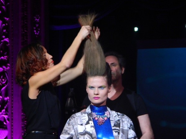 Friziermākslas šovs -  L'Oréal Professionnel starptautiskās vēstneses, franču friziermeistares-stilistes Letīcijas Genaū (Laetitia Guenaou) uzstāšanas.