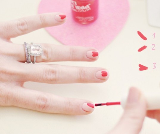 Sarkanas sirsniņas uz rozā fona izskatās ļoti romantiski