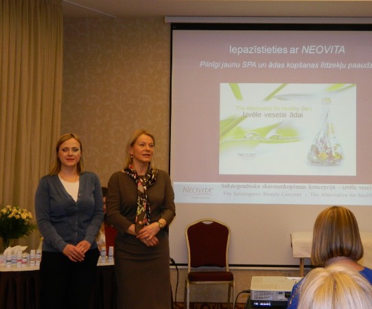 Uzņēmuma PROLOGIC ltd direktore Elvīra Ļutinska un kosmētikas menedžere Oksana Trofimova prezentē unikālo kosmētiku NEOVITA.