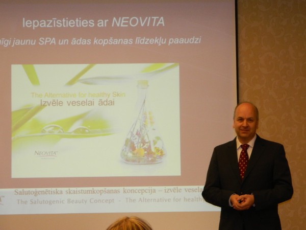 Putu sistēmu hermētiskajos iepakojumos prezentē vācu uzņēmuma NEOVITA COSMETICS prezidents, zinātņu doktors Jurgens ZIngers.
