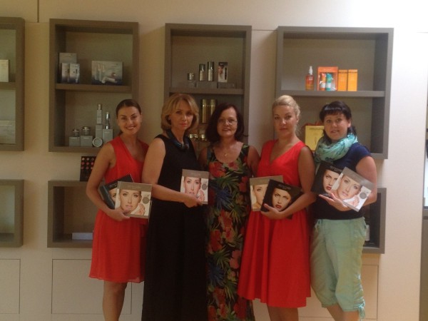 Uzņēmuma Hema Grupa kolektīvs ETRE BELLE kosmētikas apmācībās Vācijā