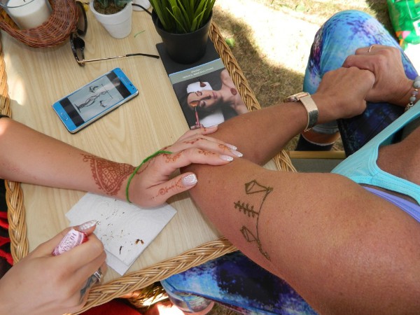 Mehendi. Hennas zīmējumi uz ķermeņa /dabaSpa/.