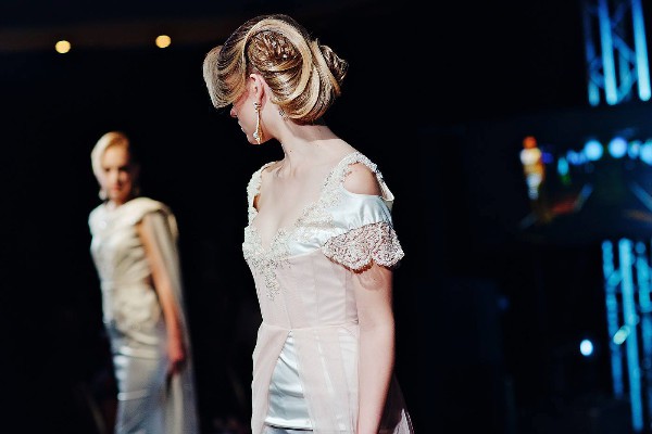  Maskavas radošā dueta Jurija Ždanova un Irinas Agrbas vīriešu un sieviešu frizūru kolekcija 