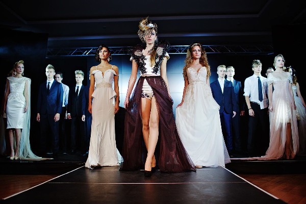  Maskavas radošā dueta Jurija Ždanova un Irinas Agrbas vīriešu un sieviešu frizūru kolekcija 