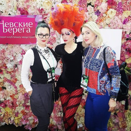 ESTRA daiļuma studijas meistares Anna Zīriņa un Eva Strautmale skaistuma festivāla Невские Берега konkursa dienā