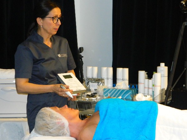 Starptautiskā trenere Renāte Beimel prezentē jauns mikrodermabrāzijas aparāts