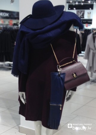 Dziļi zilā un  bordo krāsa padara tēlu ļoti elegantu.