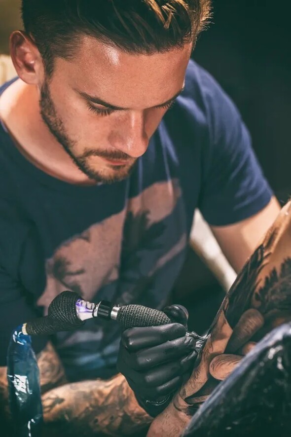 tattoo-master-works-close-up-tattoo-artist